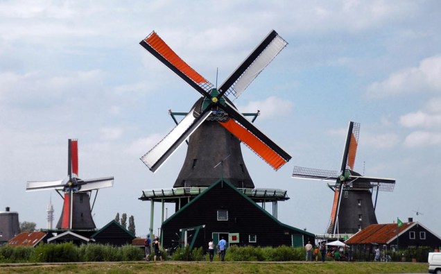 Os moinhos de <a href="https://viajeaqui.abril.com.br/estabelecimentos/holanda-amsterda-atracao-zaanse-schans-e-volendam" rel="Zaanse Schans" target="_blank">Zaanse Schans</a> são atração principal da pequena vila nos arredores de Amsterdã