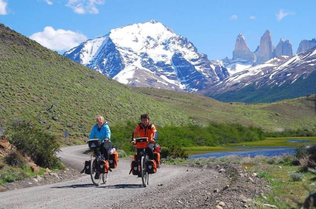 Casal pratica ciclismo no Parque Nacional Torres del Paine, no sul do Chile