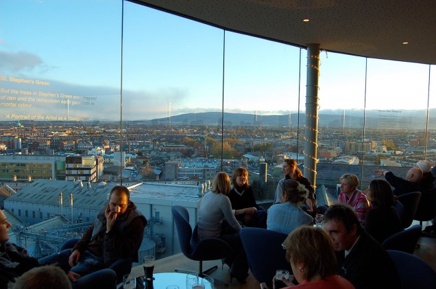 O Gravity Bar na Guinness Storehouse tem um amplo janelão com vista panorâmica para Dublin