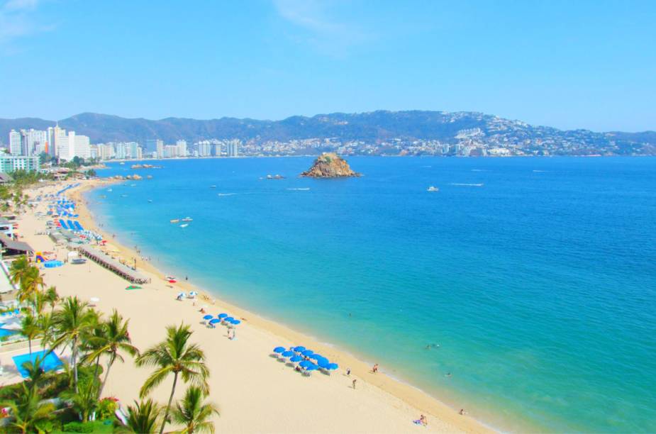 <a href="http://intravel.com.br" rel="INTRAVEL" target="_blank"><strong>INTRAVEL</strong></a><strong>O QUE ELA FAZ POR VOCÊ: </strong>Conjuga cidades coloniais com destinos de praia, como <a href="http://viajeaqui.abril.com.br/cidades/mexico-cancun" rel="Cancún" target="_blank">Cancún</a> e Acapulco.<strong>PACOTES: </strong>As 12 noites do pacote se distribuem entre <a href="http://viajeaqui.abril.com.br/cidades/mexico-cidade-do-mexico" rel="Cidade do México" target="_blank">Cidade do México</a> (quatro), Guadalajara e Acapulco (duas em cada uma), Taxco, Patzcuaro, Guanajuato e San Miguel de Allende (uma em cada uma). O tour prevê passeios a sítios arqueológicos e à região de Tequila, com direito de visita a fazenda produtora da bebida. Inclui quatro refeições, seguro de viagem e traslados, por US$ 5 916. A viagem de 16 noites inclui a capital, Oaxaca, Veracruz, Catemaco, San Cristóbal de las Casas, Palenque, Campeche e Mérida, e culmina em quatro noites allinclusive no <a href="http://parkroyal.mx" rel="Park Royal" target="_blank">Park Royal</a>, em <a href="http://viajeaqui.abril.com.br/cidades/mexico-cancun" rel="Cancún" target="_blank">Cancún</a>. Desde US$ 6 131.