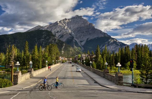 <strong>Cidade de Banff</strong>        A melhor vista para a Montanha Cascade é, sem dúvida, a própria rua principal de Banff. Ela recepciona os turistas e antecipa as belas paisagens que poderão ser vistas nos arredores