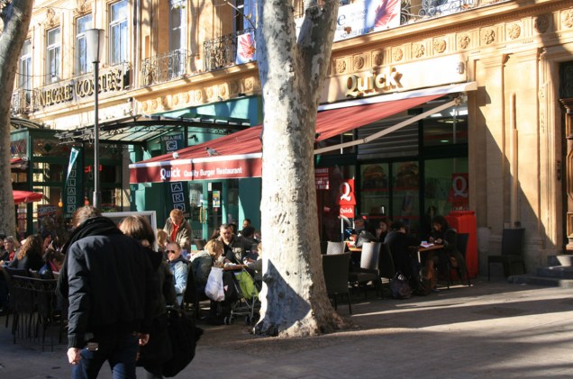 Uma das muitas pracinhas de Aix-en-Provence, a cidade onde os prazeres cotidianos são a atração principal Uma das muitas pracinhas de Aix-en-Provence, a cidade onde os prazeres cotidianos são a atração principal