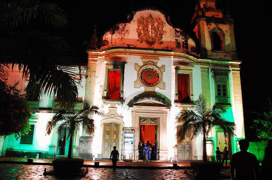 A fachada da Basílica não tem um estilo definido, por ter sido destruída pelos holandeses e reconstruída pelos portugueses