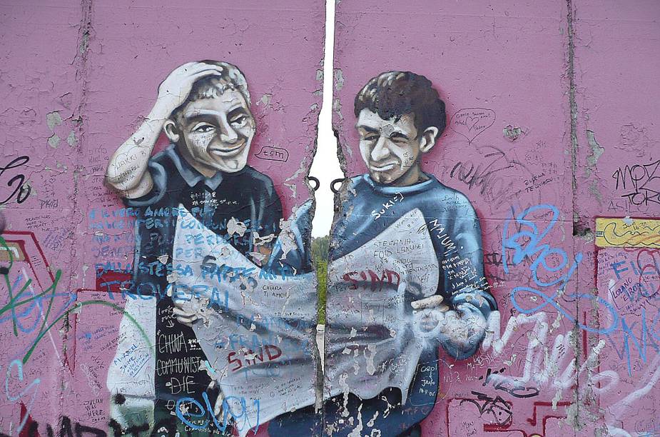 Renomados artistas têm hoje um espaço para exibir sua arte em pontos não derrubados do muro Renomados artistas têm hoje um espaço para exibir sua arte em pontos não derrubados do muro