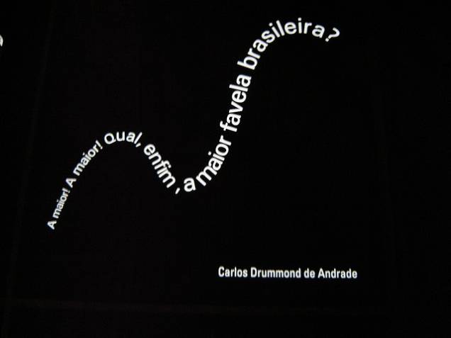 "A maior! A maior! Qual, enfim, a maior favela brasileira?" Painel de Carlos Drummond de Andrade, exposto no Museu da Língua Portuguesa "A maior! A maior! Qual, enfim, a maior favela brasileira?" Painel de Carlos Drummond de Andrade, exposto no Museu da Língua Portuguesa