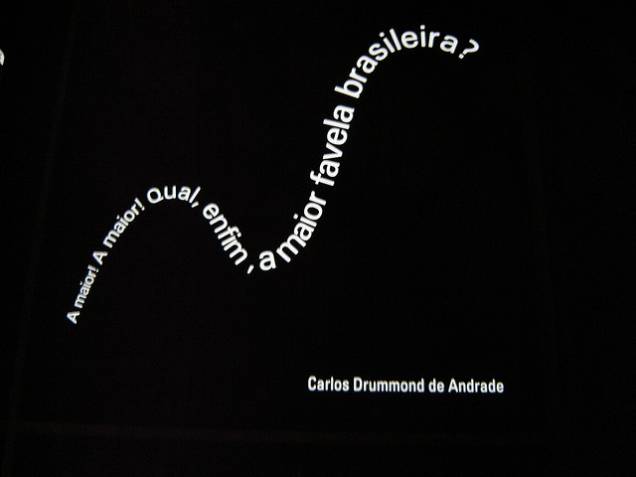 "A maior! A maior! Qual, enfim, a maior favela brasileira?" Painel de Carlos Drummond de Andrade, exposto no Museu da Língua Portuguesa