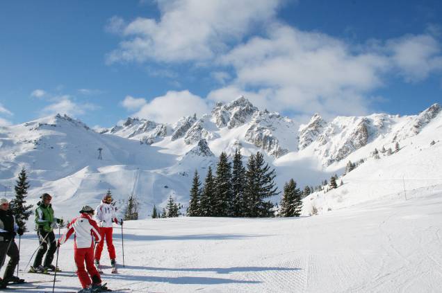 <a href="http://viajeaqui.abril.com.br/materias/courchevel-conheca-a-vila-criada-para-ser-um-resort-de-esqui" rel="Courchevel" target="_blank">Courchevel</a> tem 96 pistas, para todos os tipos de esquiadores