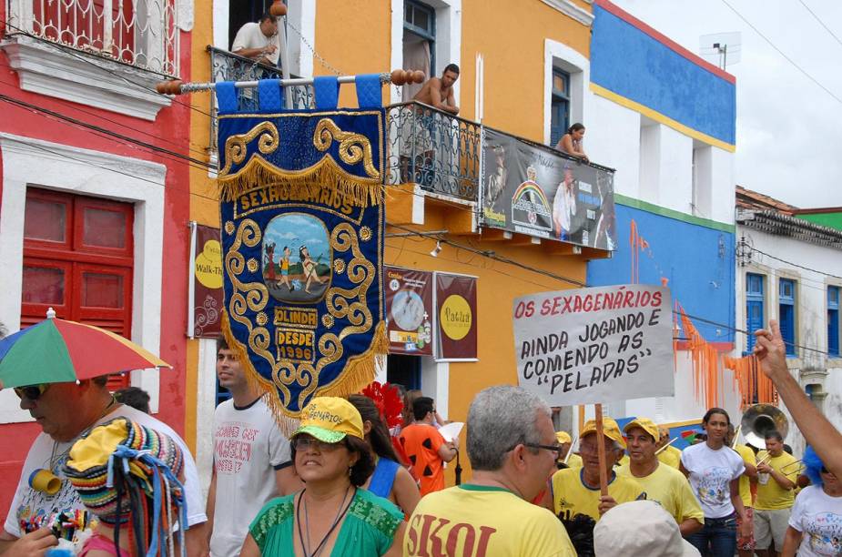 Bloco Sexagenário desfila pela rua Bernardo Vieira de Melo durante o Carnaval de 2014 em Olinda, Pernambuco