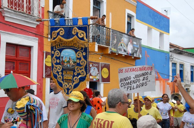 Bloco Sexagenário desfila pela rua Bernardo Vieira de Melo durante o Carnaval de 2014 em Olinda, Pernambuco