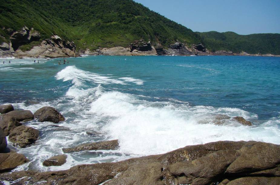 Contornada por pedras, costões, morros e mata nativa, a <a href="https://viajeaqui.abril.com.br/estabelecimentos/br-rj-buzios-atracao-jose-goncalves" rel="praia José Gonçalves" target="_blank">praia José Gonçalves</a>, em <a href="https://viajeaqui.abril.com.br/cidades/br-rj-buzios" rel="Búzios (RJ)" target="_blank">Búzios (RJ)</a>, tem areias escuras e finas e ondas que atraem os surfistas