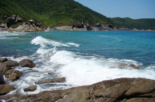 Contornada por pedras, costões, morros e mata nativa, a <a href="https://viajeaqui.abril.com.br/estabelecimentos/br-rj-buzios-atracao-jose-goncalves" rel="Praia José Gonçalves" target="_blank">praia José Gonçalves</a> tem areias escuras e finas e ondas que atraem os surfistas Contornada por pedras, costões, morros e mata nativa, a <a href="https://viajeaqui.abril.com.br/estabelecimentos/br-rj-buzios-atracao-jose-goncalves" rel="Praia José Gonçalves" target="_blank">praia José Gonçalves</a> tem areias escuras e finas e ondas que atraem os surfistas