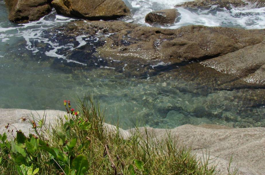 Para chegar à <a href="https://viajeaqui.abril.com.br/estabelecimentos/br-rj-buzios-atracao-jose-goncalves" rel="praia José Gonçalves" target="_blank">praia José Gonçalves</a>, siga por uma estrada a 3 km do portal da cidade de <a href="https://viajeaqui.abril.com.br/cidades/br-rj-buzios" rel="Búzios (RJ)" target="_blank">Búzios (RJ)</a>, na direção de <a href="https://viajeaqui.abril.com.br/cidades/br-rj-cabo-frio" rel="Cabo Frio" target="_blank">Cabo Frio</a>