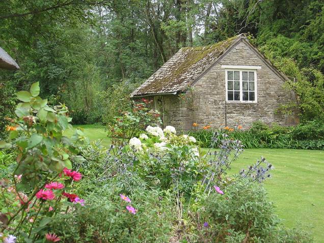 É possível visitar <strong>Cotswolds</strong> quando se está hospedado em <a href="https://viajeaqui.abril.com.br/cidades/reino-unido-londres" rel="Londres" target="_blank">Londres</a>. Entretanto, o recomendável é dormir pelo menos por uma noite em algum vilarejo da região e sentir o clima local, que se mostra agradável tanto nas paisagens quanto na hospitalidade É possível visitar <strong>Cotswolds</strong> quando se está hospedado em <a href="https://viajeaqui.abril.com.br/cidades/reino-unido-londres" rel="Londres" target="_blank">Londres</a>. Entretanto, o recomendável é dormir pelo menos por uma noite em algum vilarejo da região e sentir o clima local, que se mostra agradável tanto nas paisagens quanto na hospitalidade