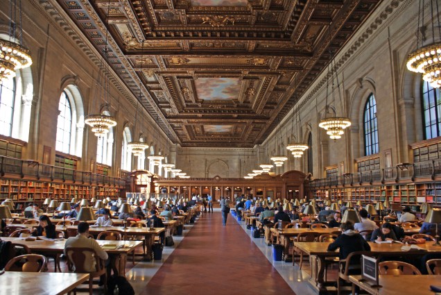 <a href="https://viajeaqui.abril.com.br/estabelecimentos/estados-unidos-nova-york-atracao-ny-public-library" target="_blank" rel="noopener"><strong>New York Public Library</strong></a> Quer encontrar acesso grátis à internet, um pouquinho de ar-condicionado e banheiro? O café Starbucks é uma opção, mas nas bibliotecas públicas de Nova York você não precisará consumir nada, e ainda poderá ver exposições e visitar prédios com muita história para contar. No coração da 5ª Avenida, a unidade da NYPL do Bryant Park é uma das mais visitadas pelos turistas e tem exposições e tours gratuitos. Vale a pena conhecer a biblioteca do Lincoln Center e a nova sede da Battery Park City. Só em Manhattan são quase 50 unidades