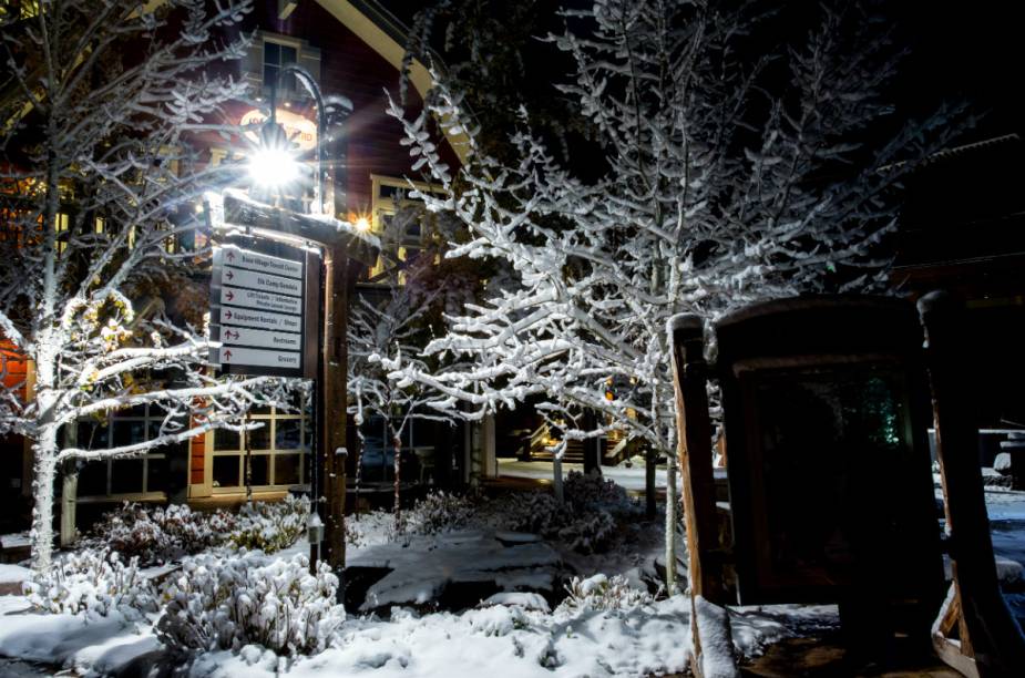 A infraestrutura hoteleira, de serviços e restaurantes está concentrada na cidade de Aspen e na vila de Snowmass, distante cerca de 20 quilômetros.
