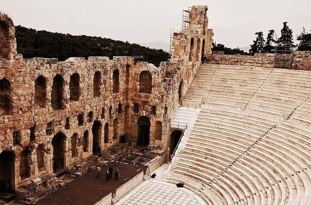 <strong>Teatro de Herodes Ático, <a href="https://viajeaqui.abril.com.br/cidades/grecia-atenas" target="_blank" rel="noopener">Atenas</a>, <a href="https://viajeaqui.abril.com.br/paises/grecia" target="_blank" rel="noopener">Grécia</a> </strong>De beleza única e impactante, essa construção fica em uma região privilegiada de Atenas, ao lado do mais antigo teatro do mundo: o de Dionísio. Esse último, palco de tragédias como <em>Édipo Rei,</em> é marcado como o berço da cultura artística ocidental. Sem diminuir a importância de seu vizinho, o aristocrata Herodes Ático ergueu, em meados do século 2 d.C, um lugar que serviria de homenagem a sua falecida esposa Regilia. Sua estrutura, abalada durante a invasão dos hérulos, só foi restaurada no século 19 e nos anos 1950. Hoje, o lugar recebe orquestras e outras apresentações que costumam ter lotação máxima, principalmente no verão <strong>Teatro de Herodes Ático, <a href="https://viajeaqui.abril.com.br/cidades/grecia-atenas" target="_blank" rel="noopener">Atenas</a>, <a href="https://viajeaqui.abril.com.br/paises/grecia" target="_blank" rel="noopener">Grécia</a> </strong>De beleza única e impactante, essa construção fica em uma região privilegiada de Atenas, ao lado do mais antigo teatro do mundo: o de Dionísio. Esse último, palco de tragédias como <em>Édipo Rei,</em> é marcado como o berço da cultura artística ocidental. Sem diminuir a importância de seu vizinho, o aristocrata Herodes Ático ergueu, em meados do século 2 d.C, um lugar que serviria de homenagem a sua falecida esposa Regilia. Sua estrutura, abalada durante a invasão dos hérulos, só foi restaurada no século 19 e nos anos 1950. Hoje, o lugar recebe orquestras e outras apresentações que costumam ter lotação máxima, principalmente no verão