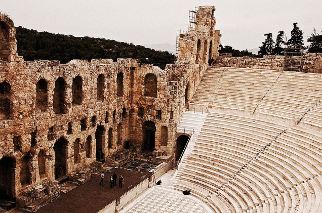 <strong>Teatro de Herodes Ático, <a href="https://viajeaqui.abril.com.br/cidades/grecia-atenas" target="_blank" rel="noopener">Atenas</a>, <a href="https://viajeaqui.abril.com.br/paises/grecia" target="_blank" rel="noopener">Grécia</a> </strong>De beleza única e impactante, essa construção fica em uma região privilegiada de Atenas, ao lado do mais antigo teatro do mundo: o de Dionísio. Esse último, palco de tragédias como <em>Édipo Rei,</em> é marcado como o berço da cultura artística ocidental. Sem diminuir a importância de seu vizinho, o aristocrata Herodes Ático ergueu, em meados do século 2 d.C, um lugar que serviria de homenagem a sua falecida esposa Regilia. Sua estrutura, abalada durante a invasão dos hérulos, só foi restaurada no século 19 e nos anos 1950. Hoje, o lugar recebe orquestras e outras apresentações que costumam ter lotação máxima, principalmente no verão