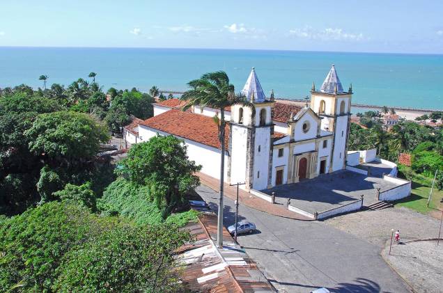 O passeio pelo Centro Histórico da cidade de Olinda pode terminar aos pés da Igreja da Sé, na praça (que fica abarrotada de barraquinhas de tapioca)
