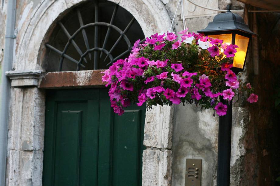 Além dos incríveis palacetes históricos, o bairro conserva-se com arranjos de flores e muito charme 