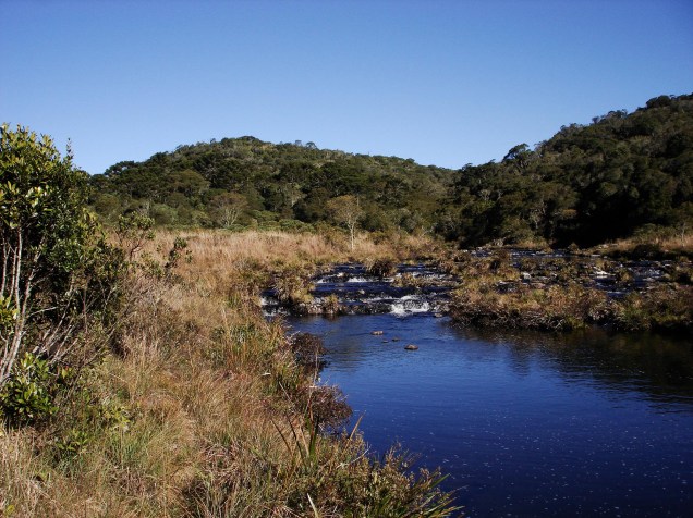 A trilha para a Pedra do Segredo passa por rios e pela <a href="https://viajeaqui.abril.com.br/estabelecimentos/br-rs-cambara-do-sul-atracao-cachoeira-tigre-preto" rel="Cachoeira do Tigre Preto" target="_blank">Cachoeira do Tigre Preto</a>