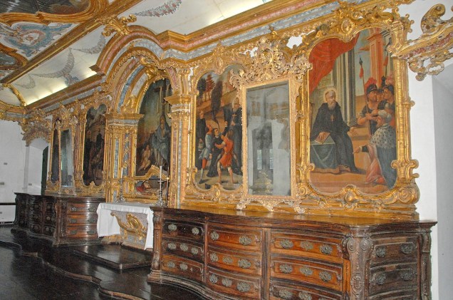 Dentro do mosteiro, o visitante encontra móveis ricamente ornamentados com talhas douradas, espelhos de cristais e pinturas