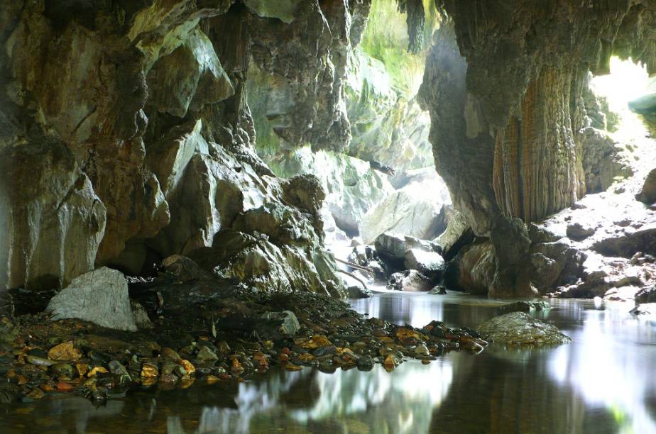 Entrada da Caverna do Diabo, em <a href="https://viajeaqui.abril.com.br/cidades/br-sp-eldorado" rel="Eldorado (SP)" target="_blank">Eldorado (SP)</a>; a cidade fica a 250 km de <a href="https://viajeaqui.abril.com.br/cidades/br-sp-sao-paulo" rel="São Paulo (SP)" target="_blank">São Paulo (SP)</a>