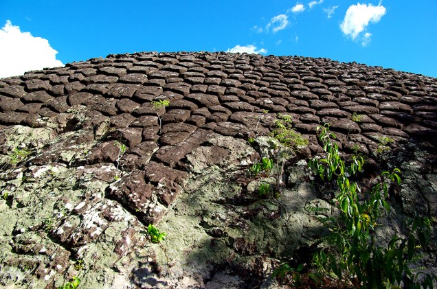 As formações rochosas do <a href="https://viajeaqui.abril.com.br/estabelecimentos/br-pi-piripiri-atracao-parque-nacional-de-sete-cidades" rel="Parque Nacional de Sete Cidades" target="_blank">Parque Nacional de Sete Cidades</a> têm a parte superior craqueladas, como esta da foto; e por causa da textura peculiar, elas receberam nomes como Pedra do Elefante e Pedra da Tartaruga