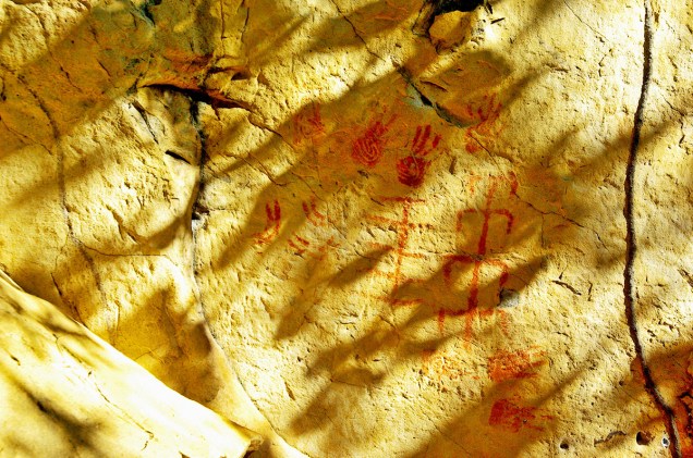As pinturas rupestres do <a href="https://viajeaqui.abril.com.br/estabelecimentos/br-pi-piripiri-atracao-parque-nacional-de-sete-cidades" rel="Parque Nacional de Sete Cidades" target="_blank">Parque Nacional de Sete Cidades</a> são curiosíssimas e instigam os pesquisadores; entre elas, há desenhos de mãos com seis dedos e um traçado que lembra a sequência de DNA