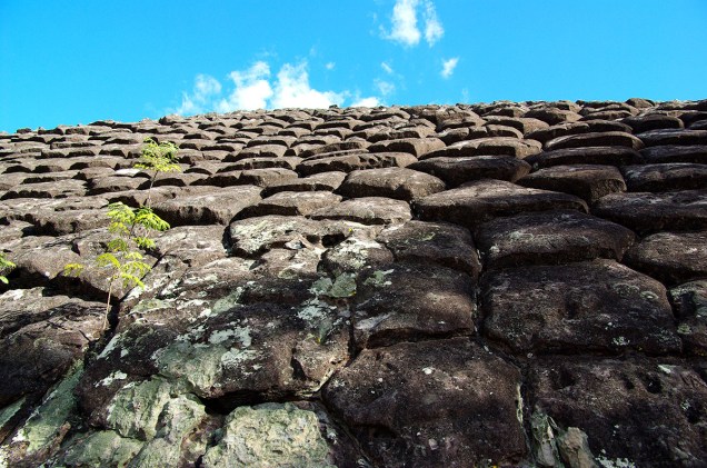 Criado em 1961, o <a href="https://viajeaqui.abril.com.br/estabelecimentos/br-pi-piripiri-atracao-parque-nacional-de-sete-cidades" rel="Parque Nacional de Sete Cidades" target="_blank">Parque Nacional de Sete Cidades</a> é uma unidade de conservação de um perímetro de 36 quilômetros de cerrado e caatinga; na foto, uma das sete formações rochosas, a Pedra da Tartaruga