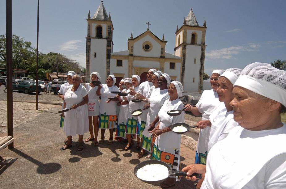 Tapioqueiras das barracas da Praça da Sé, em Olinda, posam para foto com as tapiocas fresquinhas à mão