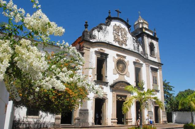 A Basílica de São Bento, a igreja mais rica da cidade, tem altar de madeira pintada com ouro e fica na região mais alta de Olinda