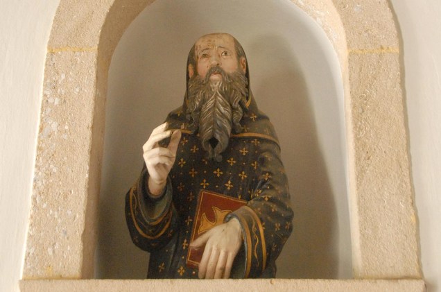 Estátua de São Bento decora nicho na entrada do mosteiro, em Olinda (PE)