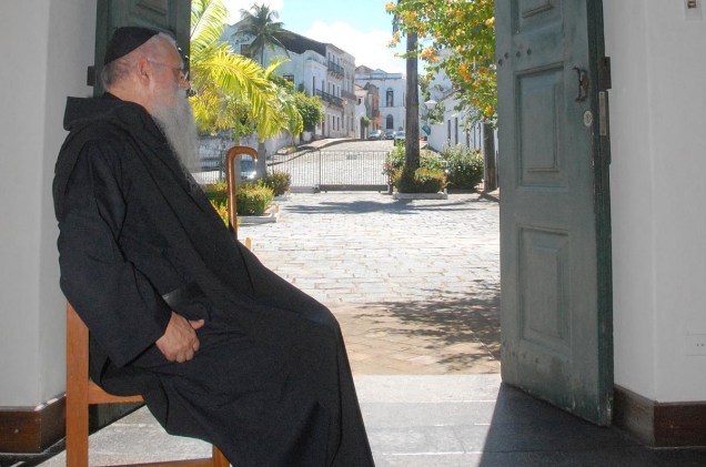 Monge guarda a entrada da Basílica e do Mosteiro, que fica num prédio anexo ao da igreja