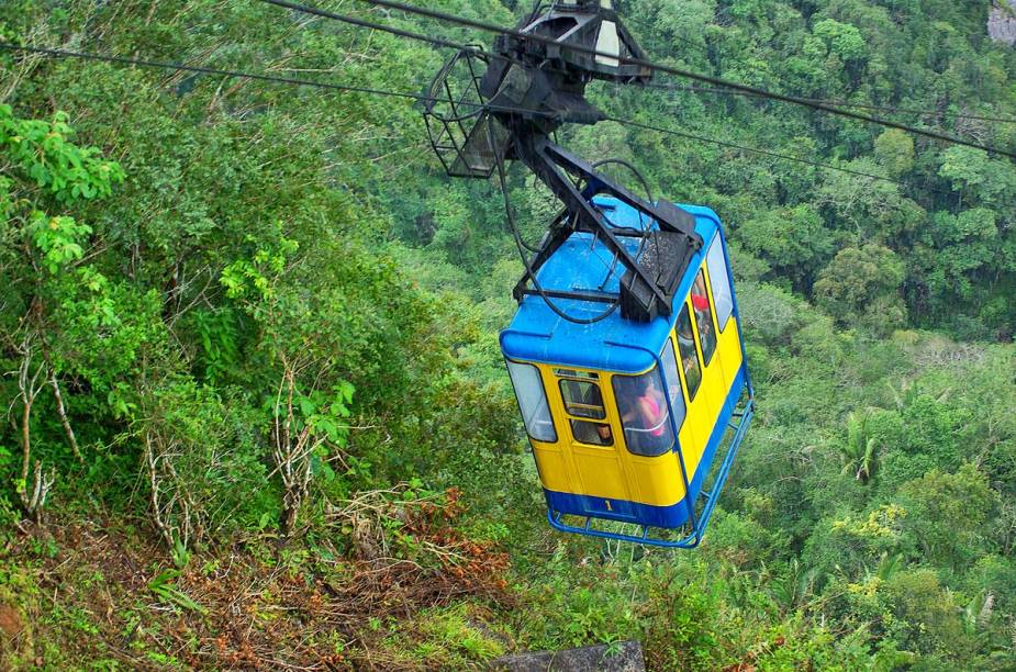 O bondinho suspenso em cabos de aço transporta os visitantes pelo parque por 550 metros - o meio de transporte também é usado por moradores da região para subir ou descer a serra