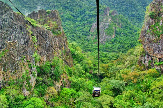 O passeio de bondinho, que termina na Gruta de Ubajara, proporciona belas vistas do Parque Nacional