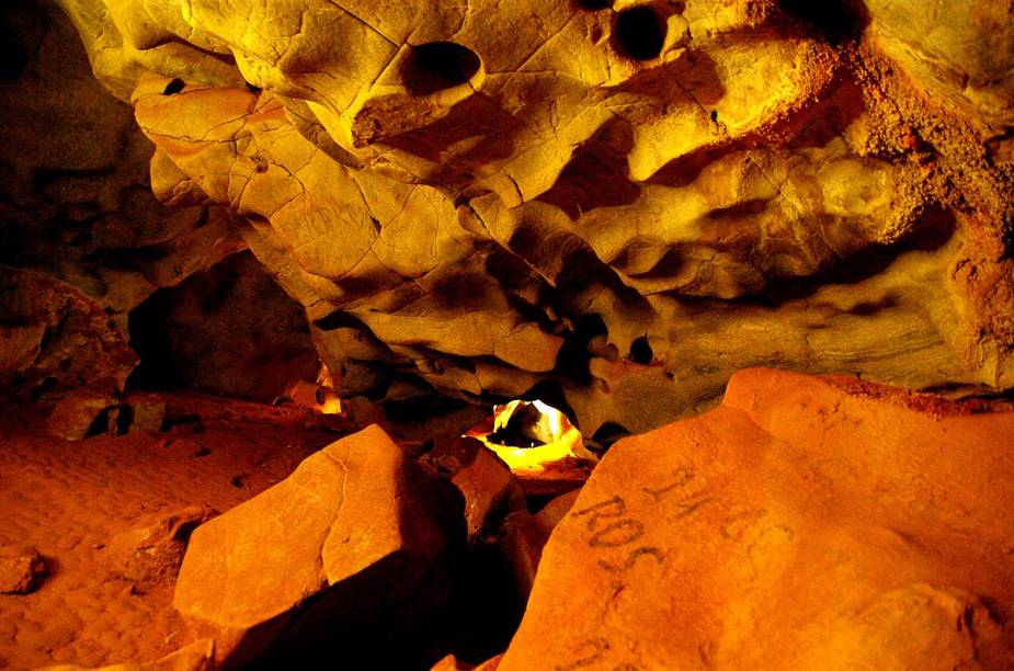 A Gruta de Ubajara recebe iluminação artificial, gerando sombras peculiares nos paredões de pedra