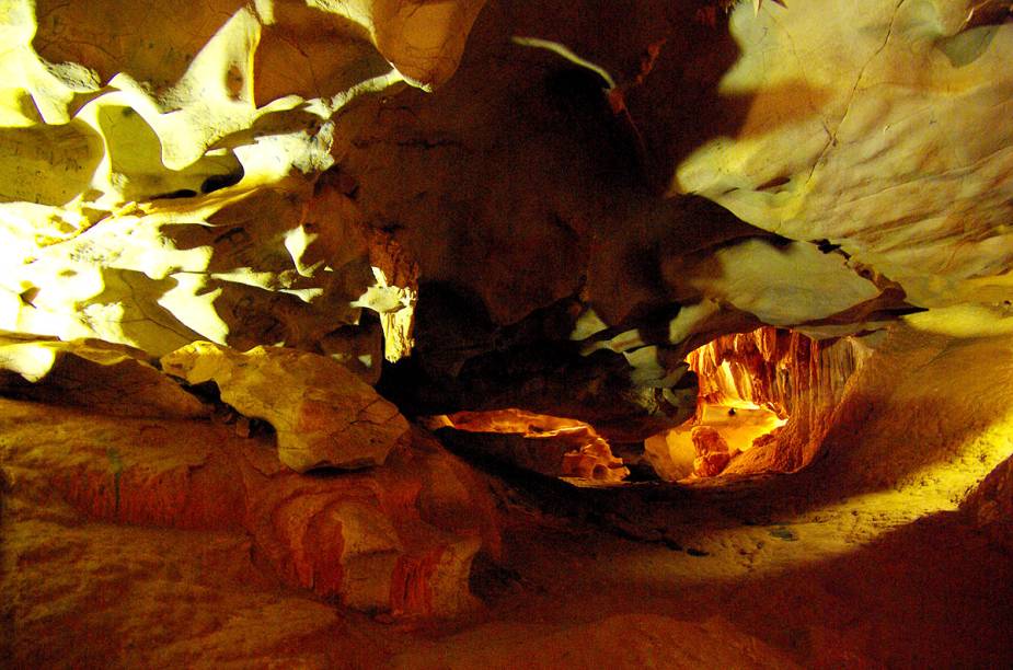 A grande atração do parque é a Gruta de Ubajara, que pode ser acessada por uma trilha íngreme de 7 km ou pelo teleférico (bondinho)