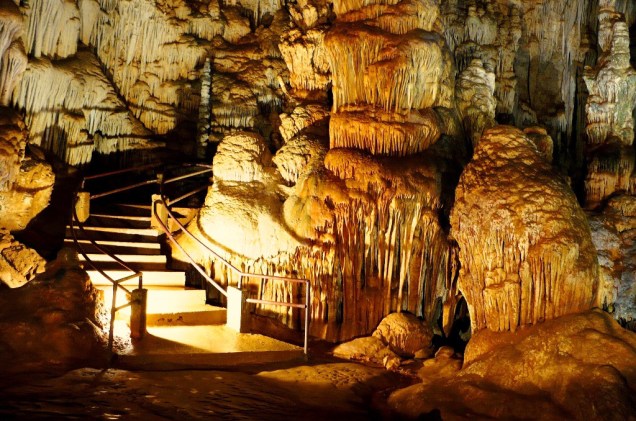 A Caverna do Diabo, em <a href="https://viajeaqui.abril.com.br/cidades/br-sp-eldorado" rel="Eldorado (SP)" target="_blank">Eldorado (SP)</a>, tem aproximadamente 600 milhões de anos possui 8 km de extensão