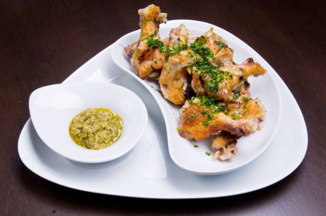 Asinha de frango marinada em belgian pale ale Asinha de frango marinada em belgian pale ale