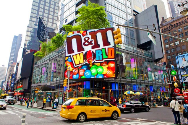 <a href="https://viajeaqui.abril.com.br/estabelecimentos/estados-unidos-nova-york-atracao-m-m-s-world-new-york" rel="M&Ms World New York " target="_blank"><strong>M&Ms World New York</strong> </a><em>(1600, Broadway)</em>    Os confeitos de chocolate mais famosos do planeta têm uma loja todinha dedicada a eles na Times Square. São três andares com perfume de chocolate e M&M’s de todas as cores e sabores. Souvenirs como pelúcias e camisetas não faltam, mas o grande hit da loja são os tubos gigantes de M&M’s que permitem ao turista montar seu saquinho de doces com suas cores e sabores preferidos