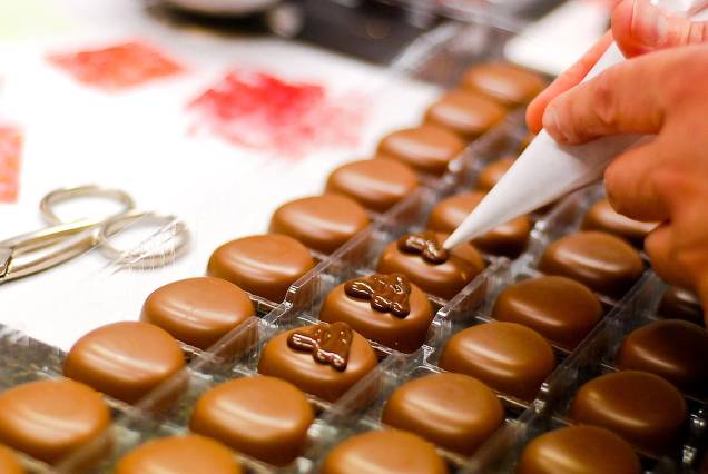 Uma das marcas registradas da Bélgica são os seus chocolates, famosos no mundo inteiro; na foto, um detalhe apetitoso da fábrica da marca Godiva <a href="http://viajeaqui.abril.com.br/materias/conheca-as-lojas-de-chocolate-mais-fantasticas-do-planeta" rel="LEIA MAIS" target="_blank"><strong>LEIA MAIS</strong></a>