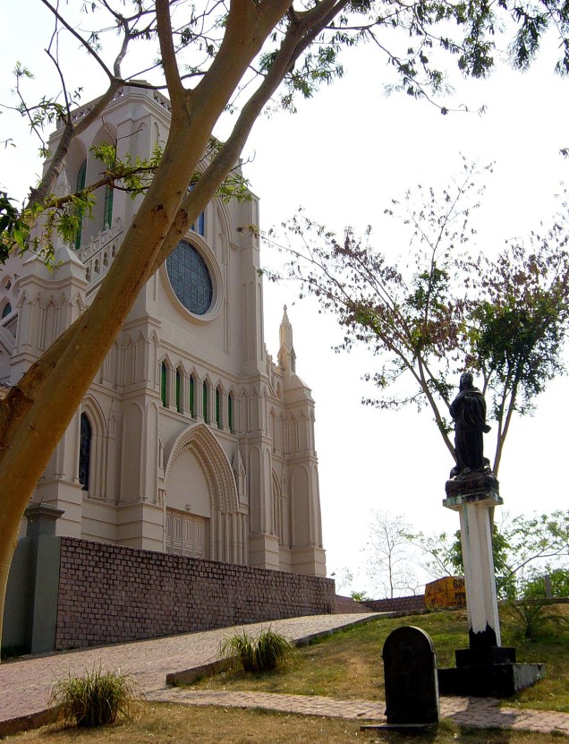 A igreja fica no cume do Morro do Seminário, um dos pontos mais altos da capital mato-grossense