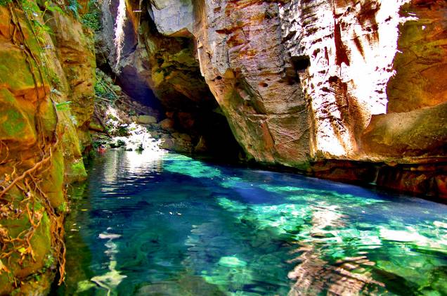 <a href="https://intravel.com.br" rel="INTRAVEL" target="_blank"><strong>INTRAVEL</strong></a> <strong>O QUE ELA FAZ POR VOCÊ:</strong> Leva a uma das chapadas mais recônditas. <strong>PACOTE: </strong>Pouco conhecida, pouco explorada, a <a href="https://viajeaqui.abril.com.br/estabelecimentos/br-ma-carolina-atracao-chapada-das-mesas" rel="Chapada das Mesa" target="_blank">Chapada das Mesa</a><a href="https://viajeaqui.abril.com.br/estabelecimentos/br-ma-carolina-atracao-chapada-das-mesas" rel="s">s</a>, no Maranhão, reúne formações exuberantes, espelhos-d’água cristalinos e cachoeiras poderosas. Neste tour, são apenas três noites na cidadezinha de <a href="https://viajeaqui.abril.com.br/cidades/br-ma-carolina" rel="Carolina" target="_blank">Carolina</a>, na <a href="https://bit.ly/pous_cand" rel="Pousada dos Candeeiros" target="_blank">Pousada dos Candeeiros</a>, de onde partem passeios em 4x4 para o Poço Azul e as Cachoeiras de Santa Bárbara, São Romão e Prata. Desde R$ 3 599. <a href="https://intravel.com.br" rel="INTRAVEL" target="_blank"><strong>INTRAVEL</strong></a> <strong>O QUE ELA FAZ POR VOCÊ:</strong> Leva a uma das chapadas mais recônditas. <strong>PACOTE: </strong>Pouco conhecida, pouco explorada, a <a href="https://viajeaqui.abril.com.br/estabelecimentos/br-ma-carolina-atracao-chapada-das-mesas" rel="Chapada das Mesa" target="_blank">Chapada das Mesa</a><a href="https://viajeaqui.abril.com.br/estabelecimentos/br-ma-carolina-atracao-chapada-das-mesas" rel="s">s</a>, no Maranhão, reúne formações exuberantes, espelhos-d’água cristalinos e cachoeiras poderosas. Neste tour, são apenas três noites na cidadezinha de <a href="https://viajeaqui.abril.com.br/cidades/br-ma-carolina" rel="Carolina" target="_blank">Carolina</a>, na <a href="https://bit.ly/pous_cand" rel="Pousada dos Candeeiros" target="_blank">Pousada dos Candeeiros</a>, de onde partem passeios em 4x4 para o Poço Azul e as Cachoeiras de Santa Bárbara, São Romão e Prata. Desde R$ 3 599.