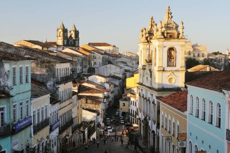 <strong><a href="https://viajeaqui.abril.com.br/cidades/br-ba-salvador" target="_blank">Salvador</a>, <a href="https://viajeaqui.abril.com.br/estados/br-bahia" target="_blank">Bahia</a></strong> É claro que a primeira capital do Brasil não poderia estar de fora dessa lista. Salvador foi o grande centro político e financeiro do país entre 1549 e 1763 - foi ali que se deu início essa mistura de povos, de culturas, de religiões e de raças que é a sociedade brasileira. Em 1558, foi fundado na cidade o primeiro mercado de escravos da América, com o objetivo de vender negros recém-chegados da África para os senhores dos engenhos de canas-de-açúcar. Hoje, o Centro Histórico da cidade preserva seus edifícios renascentistas e casarões com mais de dois andares - típicos de cidades abastadas <em><a href="https://www.booking.com/city/br/salvador.pt-br.html?aid=332455&label=viagemabril-cidades-historicas-do-brasil" target="_blank">Veja preços de hotéis em Salvador no Booking.com</a></em>