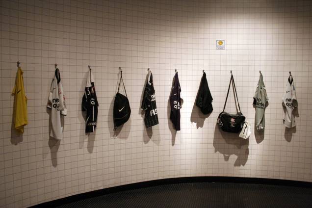 A primeira sala do <strong>Memorial do Corinthians</strong> é a réplica de um vestiário. Camisas penduradas na parede, um saco de bolas no chão, armários com chuteiras e shorts. Ao som do grito da torcida, você se sente como se fosse um jogador profissional prestes a entrar em campo A primeira sala do <strong>Memorial do Corinthians</strong> é a réplica de um vestiário. Camisas penduradas na parede, um saco de bolas no chão, armários com chuteiras e shorts. Ao som do grito da torcida, você se sente como se fosse um jogador profissional prestes a entrar em campo