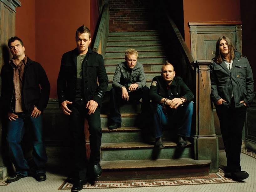 <strong>3 DOORS DOWN</strong><br />      <br />      A banda de rock dos Estados Unidos já vendeu mais de 15 milhões de CDs pelo mundo desde seu primeiro álbum, <em>The Better Life </em>(2000). Será a primeira vez que os meninos de Mississipi pisam no Brasil. Os fãs torcem para que hits como <em>Here Without You</em>, <em>Be Like That</em> e<em> Let Me Go</em> estejam no setlist.            <strong>Onde e Quando:</strong> Belo Horizonte (MG), dia 10 de abril, no Chevrolet Hall. São Paulo, dia 12, no Credicard Hall. Rio de Janeiro, dia 13, no Citibank Hall            <strong>Ingressos:</strong> site <a href="https://premier.ticketsforfun.com.br/shows/show.aspx?sh=3DOORSUB12 " rel="Tickets for Fun" target="_blank">Tickets for Fun</a> <strong>3 DOORS DOWN</strong><br />      <br />      A banda de rock dos Estados Unidos já vendeu mais de 15 milhões de CDs pelo mundo desde seu primeiro álbum, <em>The Better Life </em>(2000). Será a primeira vez que os meninos de Mississipi pisam no Brasil. Os fãs torcem para que hits como <em>Here Without You</em>, <em>Be Like That</em> e<em> Let Me Go</em> estejam no setlist.            <strong>Onde e Quando:</strong> Belo Horizonte (MG), dia 10 de abril, no Chevrolet Hall. São Paulo, dia 12, no Credicard Hall. Rio de Janeiro, dia 13, no Citibank Hall            <strong>Ingressos:</strong> site <a href="https://premier.ticketsforfun.com.br/shows/show.aspx?sh=3DOORSUB12 " rel="Tickets for Fun" target="_blank">Tickets for Fun</a>