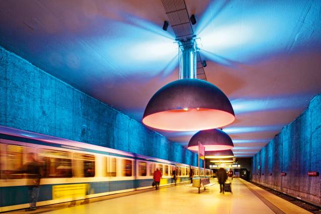 <strong>Luz no meio do túnel</strong>Onze luminárias grandonas e classudonas com luzes azuis, vermelhas e amarelas – assinadas pelo bambambã da iluminação Ingo Maurer – são a grande bossa da estação de metrô Westfriedhof, em <a href="http://viajeaqui.abril.com.br/cidades/alemanha-munique" rel="Munique" target="_blank">Munique</a>. Como as paredes e o teto são azuis, o resultado geral é um clima modernoso, mas funcional pra caramba porque não há cantos escuros. Ah, e os metrôs não deixam os passageiros na mão