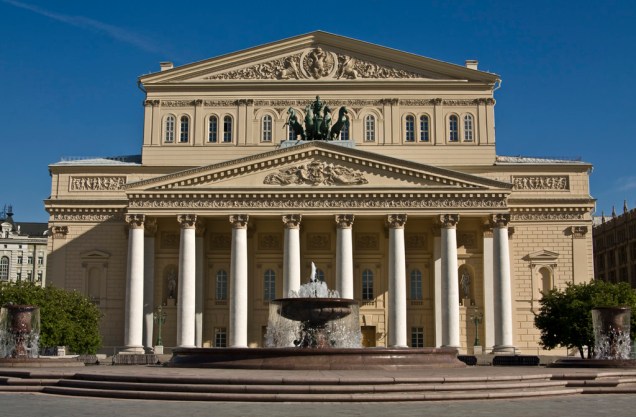<strong><a href="https://www.bolshoi.ru/en/" target="_blank" rel="noopener">Teatro Bolshoi</a>, <a href="https://viajeaqui.abril.com.br/cidades/russia-moscou" target="_blank" rel="noopener">Moscou</a>, <a href="https://viajeaqui.abril.com.br/paises/russia" target="_blank" rel="noopener">Rússia</a></strong> Fundada em 1776 pelo príncipe Piotr Uroussov, a Companhia do Bolshoi tinha por objetivo entreter a plateia com apresentações cênicas em locais privados. Anos depois, o local das apresentações foi transferido para o Teatro Petrovsky, destruído em um incêndio. Com isso, um delicado projeto de restauração foi iniciado para a consagração do Teatro Bolshoi em 1825. Desde então, o local tornou-se referência no mundo das artes com apresentações memoráveis de clássicos como <em>O Lago dos Cisnes</em> e <em>Giselle</em>. A filial da companhia localiza-se na cidade de <a href="https://viajeaqui.abril.com.br/cidades/br-sc-joinville" target="_blank" rel="noopener">Joinville (SC)</a> - a única fora da <a href="https://viajeaqui.abril.com.br/paises/russia" target="_self">Rússia</a>