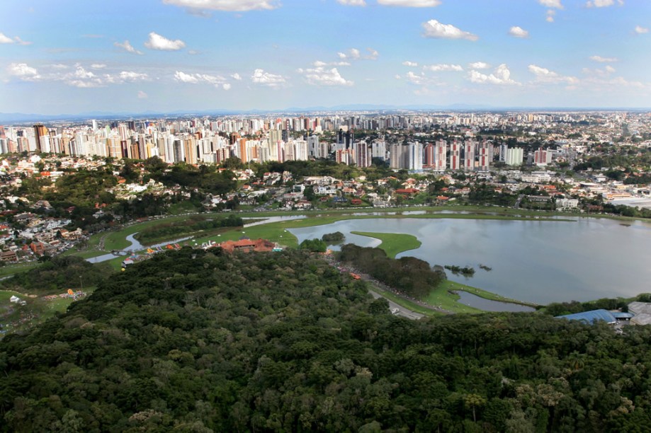 <strong><a href="https://viajeaqui.abril.com.br/estabelecimentos/br-pr-curitiba-atracao-parque-barigui" rel="Parque Barigui">Parque Barigui</a>: </strong>é o mais frequentado, com lanchonetes, pista de corrida e o Museu do Automóvel. Avenida General Mário Tourinho, início da BR -277 p/ Ponta Grossa – Funciona 24 horas.