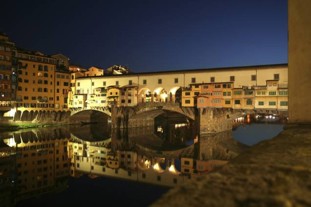 Construída em 1345, a <strong>Ponte Vecchio</strong> sobre o Rio Arno sobreviveu a inundações e bombardeios nazistas